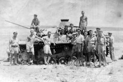 British_soldier_posing_beside_a_Panzer_III_Africa