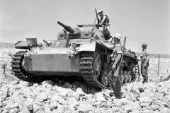British_soldiers_inspecting_a_captured_Panzer_III_of_the_DAK_2_May_1941