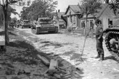 Column_of_Panzer_III_Ausf_J_tanks_on_a_road_in_Russia