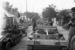 Column_of_Panzer_III_tanks_on_a_road_in_Russia