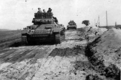 Column_of_Panzer_III_tanks_on_a_road_in_Russia_2