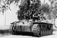 Crew_atop_a_Panzer_III_5