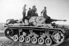 Crew_atop_a_Panzerkampfwagen_III_502
