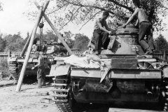 Crew_of_a_Wehrmacht_repair_unit_working_on_a_Panzer_III