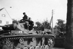 German_Panzer_III_and_crew