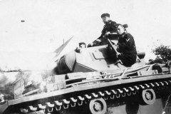 German_Panzer_III_and_crew_2