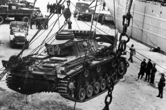 Panzer_III_134_DAK_tank_being_loaded_into_a_ship