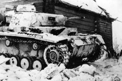 Panzer_III_5_in_the_snow_during_operations_in_the_winter_of_1941-42