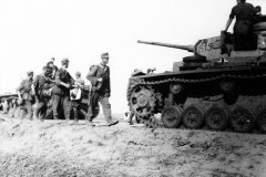 Panzer_III_615_and_Gebirgsjagers