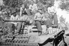 Panzer_III_Ausf_M_of_waffen_ss_Das_Reich_Kursk_1943