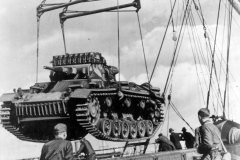 Panzer_III_March_1941_DAK_tank_being_loaded_into_a_ship
