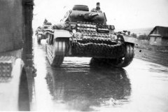 Panzer_III_Tanks_with_front_spare_tracks