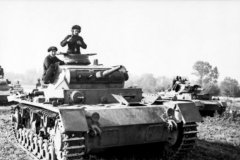Panzer_III_ausf_D_with_soldiers_poland_1939