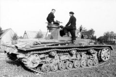 Panzer_III_ausf_D_with_soldiers_poland_1939_2