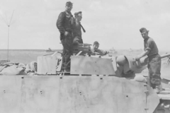Panzer_III_ausf_M_tank_with_schurzen_and_crew