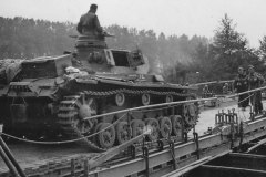 Panzer_III_crossing_a_pontoon_bridge