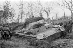 Panzer_III_tank_in_mud