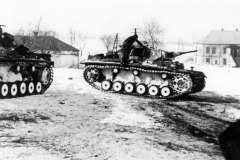 Panzer_III_tanks_in_the_snow_during_operations_in_the_winter_of_1941-42