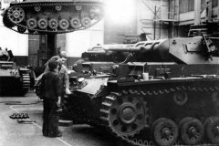 Panzer_III_tanks_on_assembly_line_in_German_factory