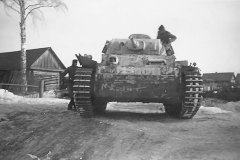 Panzer_III_with_provisional_winter_camouflage_2