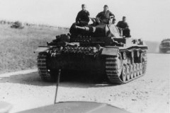 Panzer_III_with_spare_tracks
