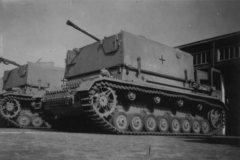 3.7_cm_FlaK_auf_Fahrgestell_Panzerkampfwagen_IV_sf_FlakPanzer_IV_Mobelwagen