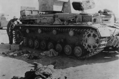 Body_of_crewman_by_Knocked-Out_Panzer_IV_414_1942