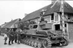 Frankreich_Panzer_IV_in_Ortschaft