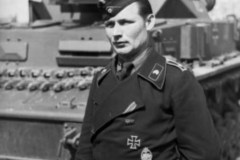 Frankreich_Panzersoldat_vor_Panzer_IV