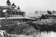 German_troops_and_Panzer_IV_advancing_in_Poland