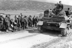 Griechenland_Kriegsgefangene_neben_Panzer_IV