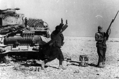 Italian_Soldier_surrenders_Panzer_IV_413_to_Jawan