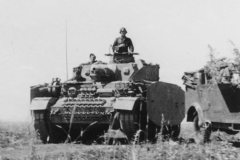 Panzer_IV_Aus_F_with_schurzen_Kursk_1943