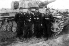 Panzer_IV_Ausf_G_crew_Ruhr_Pocket_1945_