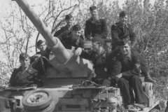 Panzer_IV_Ausf_G_tank_and_crew_1943