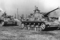 Panzer_IV_and_III_tanks_at_Aberdeen_Proving_Ground_1943