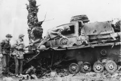 Panzer_IV_and_british_soldiers