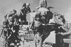 Panzer_IV_and_soldiers_of_Afrika_Korps
