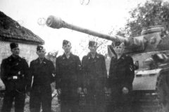 Panzer_IV_and_waffen_ss_crew_Russia