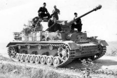 Panzer_IV_ausf_F2_and_crew
