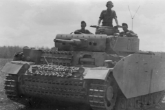 Panzer_III_ausf_M_00_BefehlsPanzer_with_schurzen