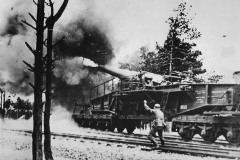 German_soldier_fires_28cm_Kurze_Bruno_1940