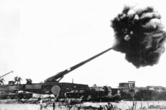 German_troops_firing_railway_gun_over_the_English_Channel_1940