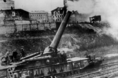 German_troops_manning_captured_french_370mm_howitzer_E_751f_warsaw_dec44