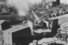 Italian_Battery_in_Action_with_194mm_railway_gun_at_Cassino