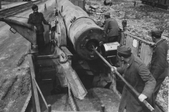 Italian_gun_Crew_with_194mm_railway_gun_on_Cassino_Front_1944