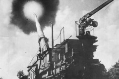 Schwerer_Bruno_fires_over_Channel_1940