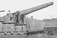 Wehrmacht_Troops_with_Captured_French_320_mm_Railway_Artillery