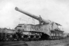 ex-French_274_cm_K.E_592_f_railway_gun_with_number_929323_and_nickname_Casar
