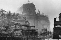 IS-2s-parked-outside-the-Reichstag-building-in-Berlin-1945.-On-the-right-is-a-rather-rare-sWS-Schwerer-Wehrmachtschlepper-half-track